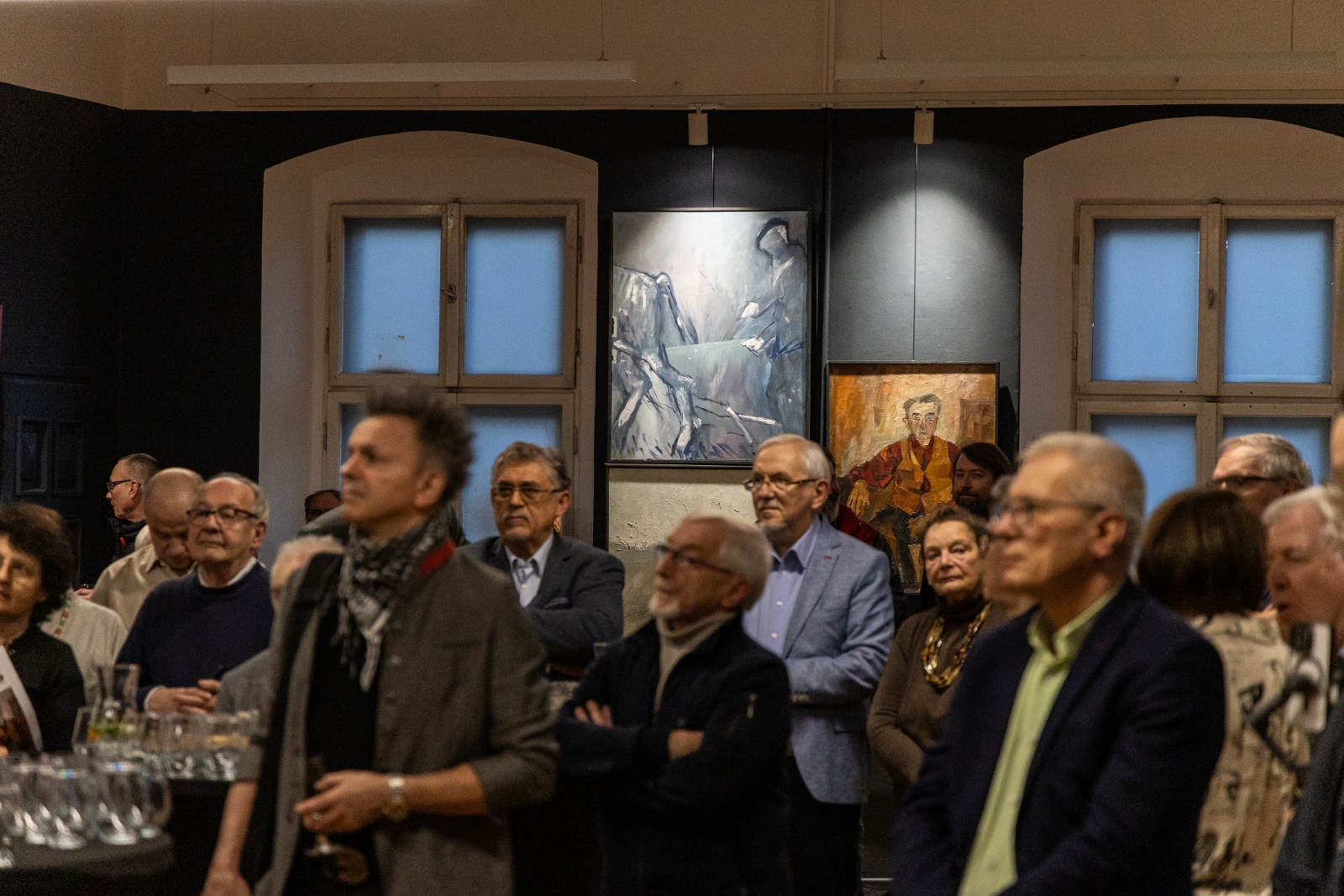 na zdjęciu osobo podczas wystawy