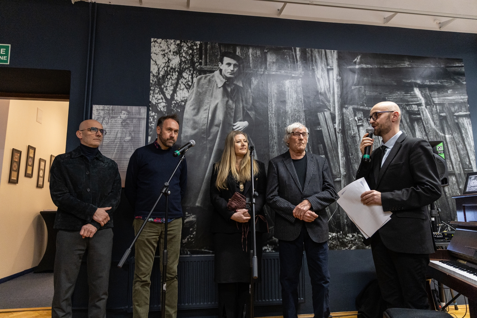 na zdjęciu osobo podczas wystawy