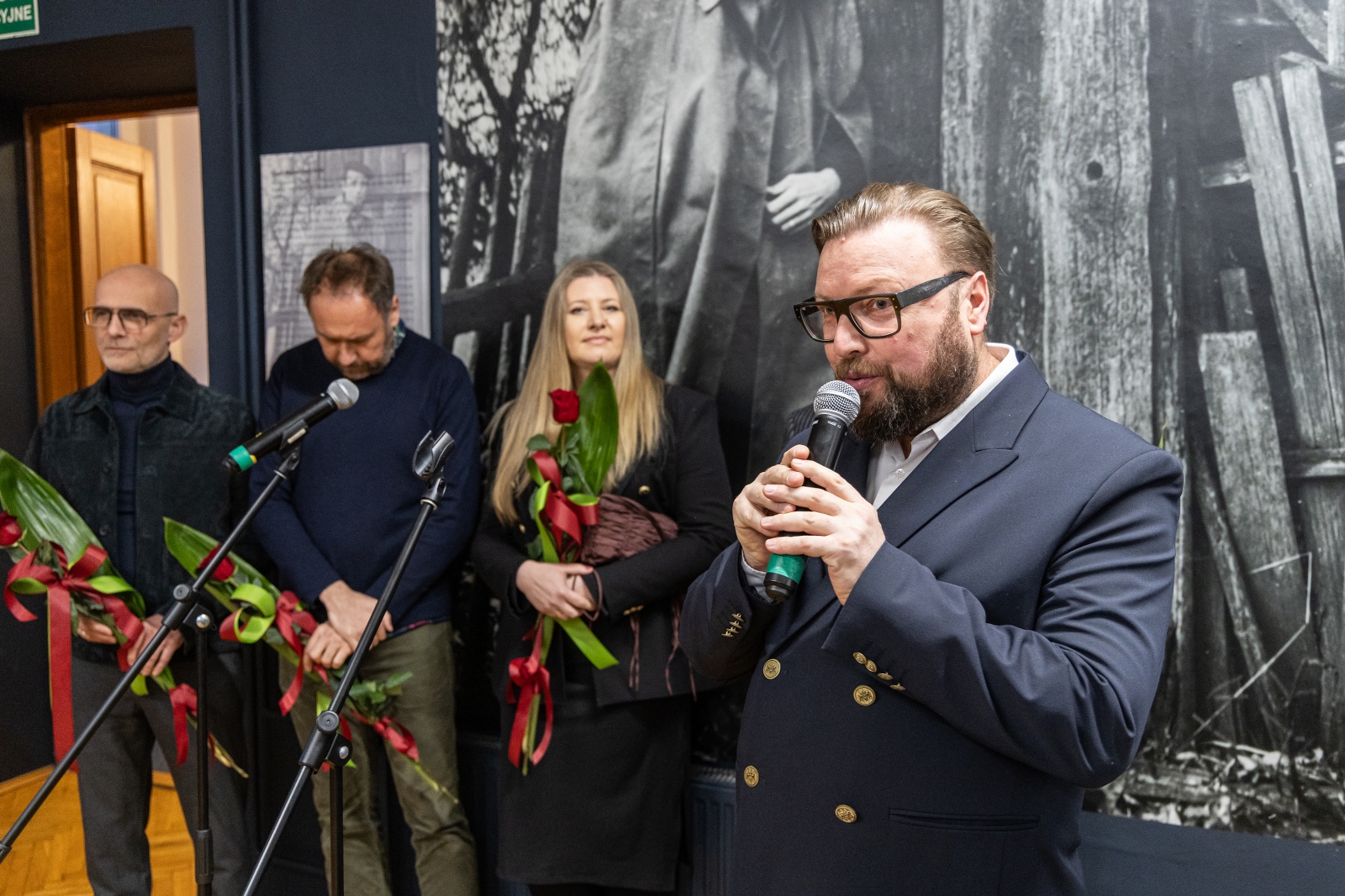 na zdjęciu osobo podczas wystawy