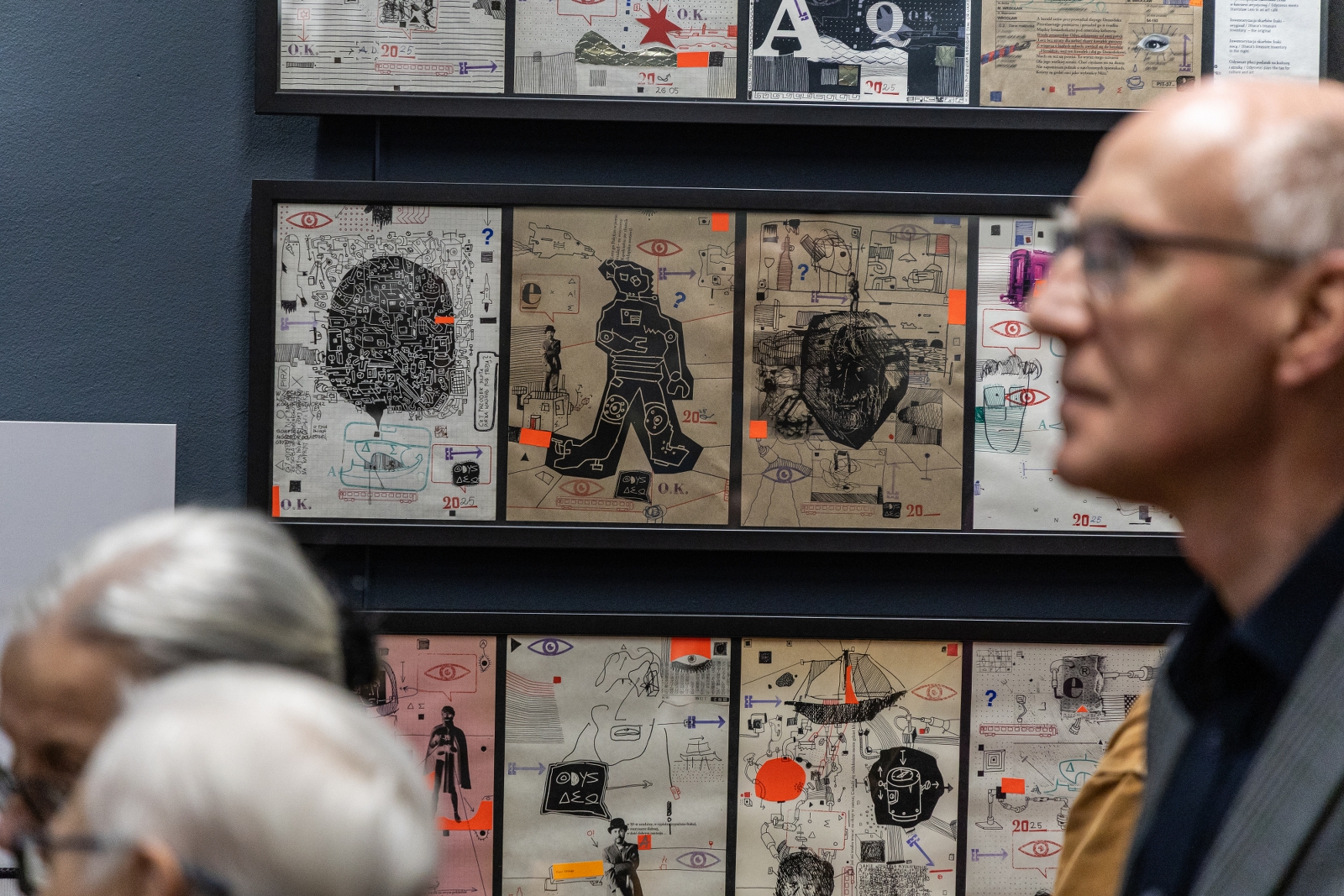 na zdjęciu osobo podczas wystawy