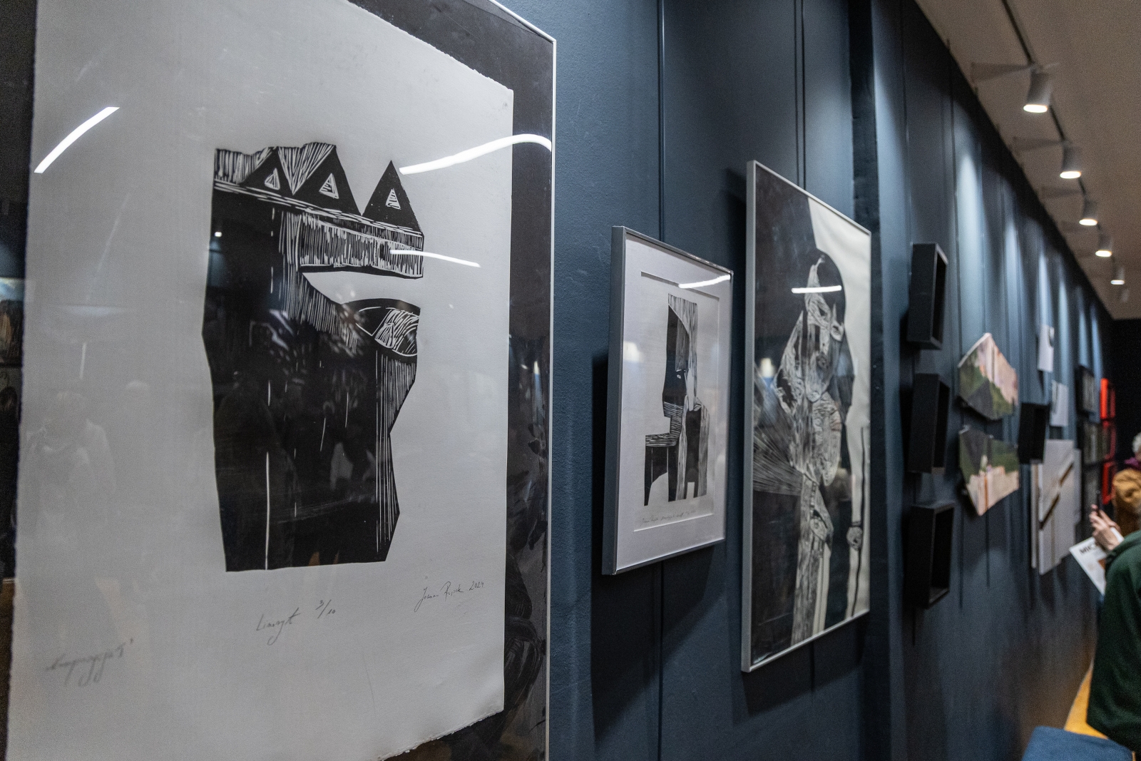 na zdjęciu osobo podczas wystawy