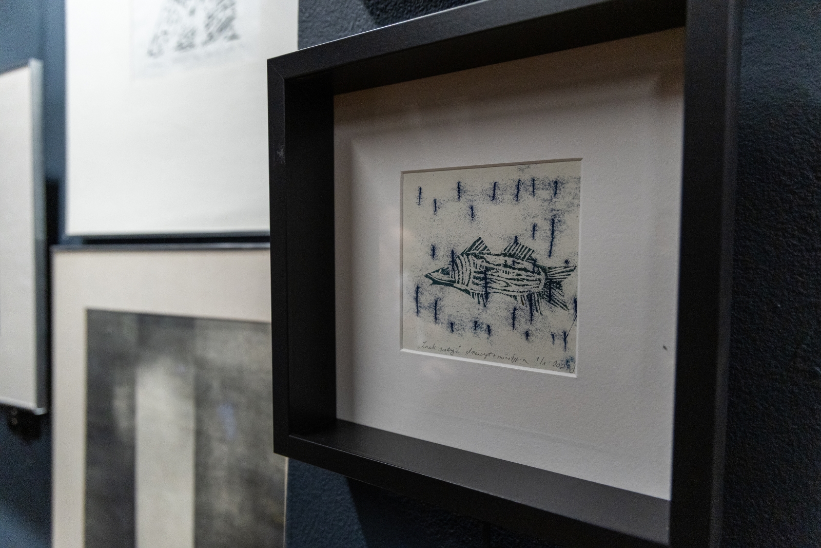 na zdjęciu osobo podczas wystawy