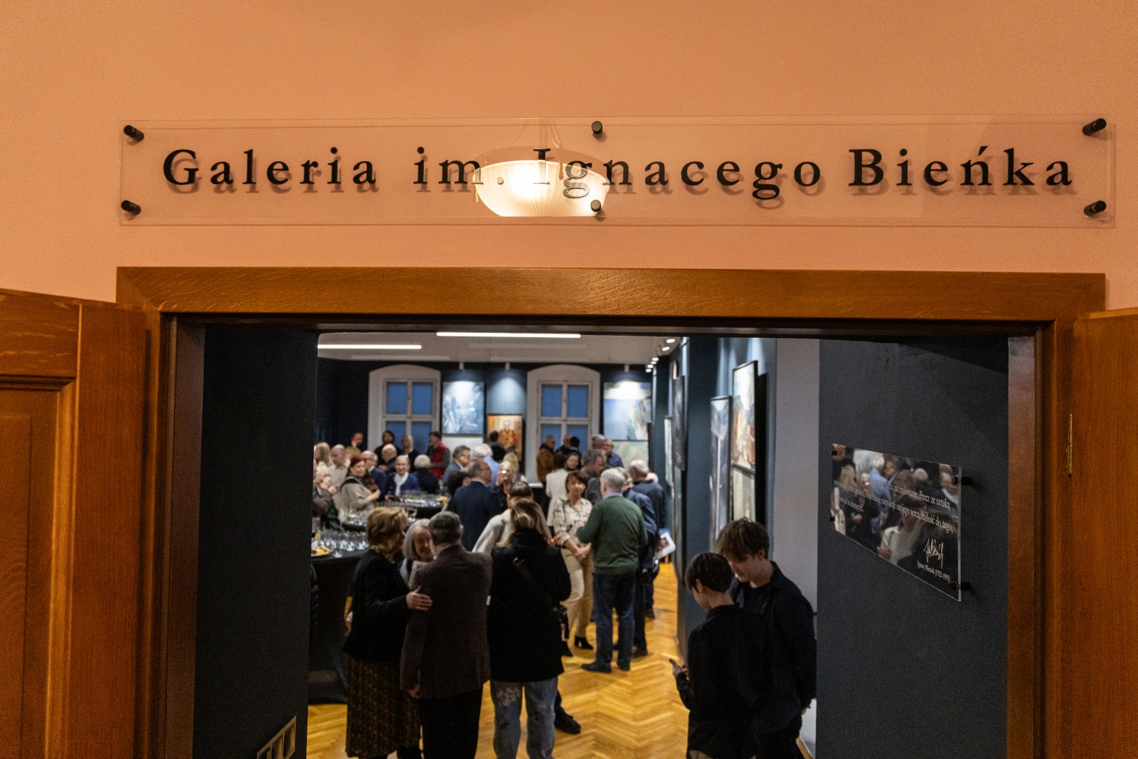 na zdjęciu osobo podczas wystawy