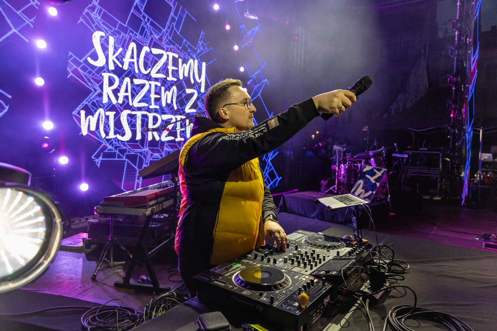 na zdjęciu osoby podczas spotkania ze skoczkiem