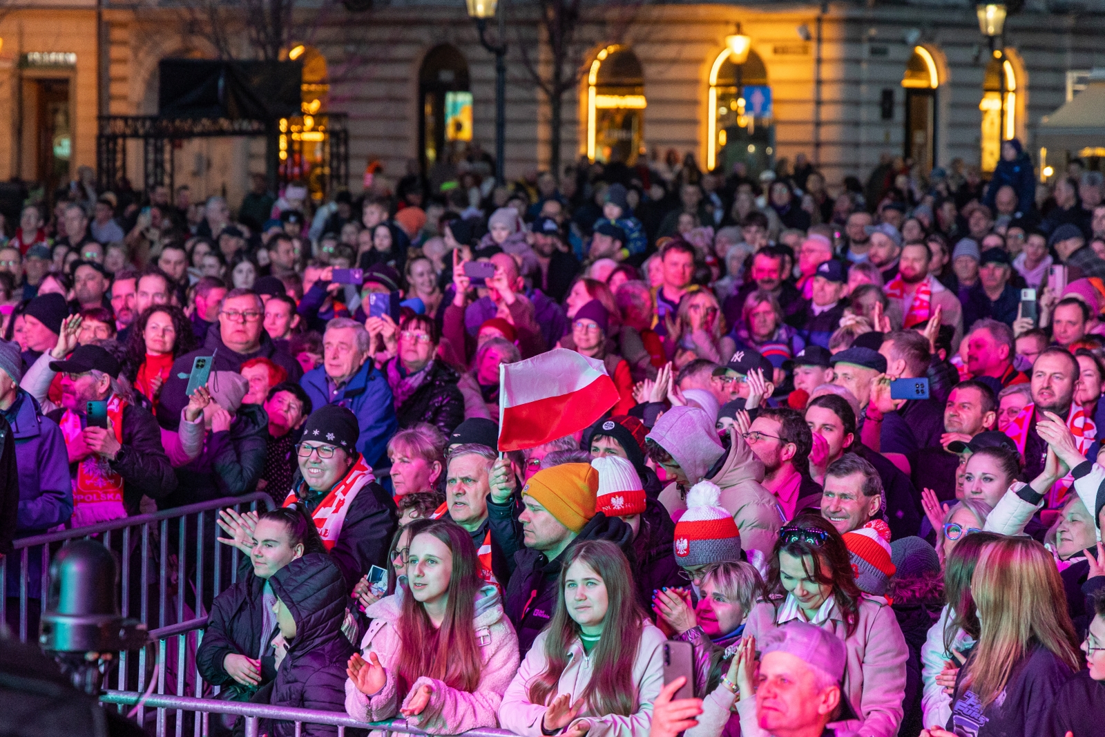 na zdjęciu osoby podczas spotkania ze skoczkiem