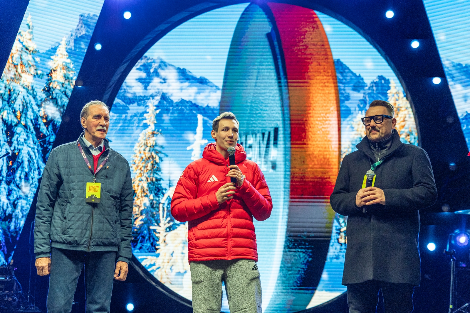 na zdjęciu osoby podczas spotkania ze skoczkiem