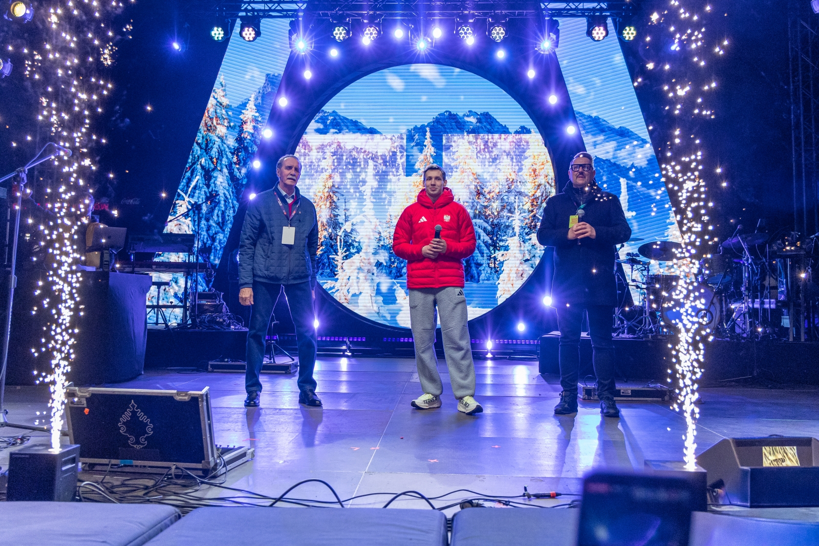 na zdjęciu osoby podczas spotkania ze skoczkiem