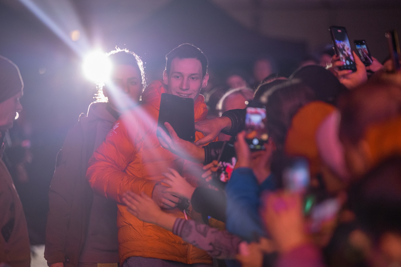 na zdjęciu osoby podczas spotkania ze skoczkiem