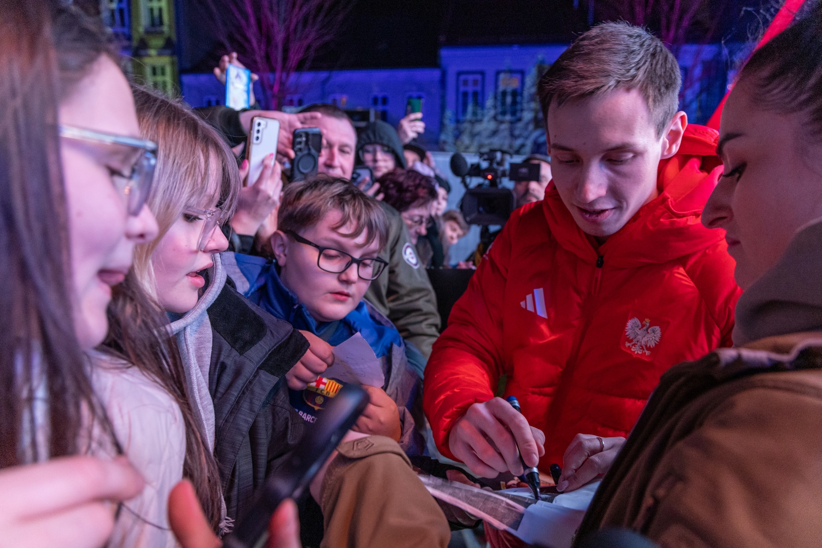 na zdjęciu osoby podczas spotkania ze skoczkiem