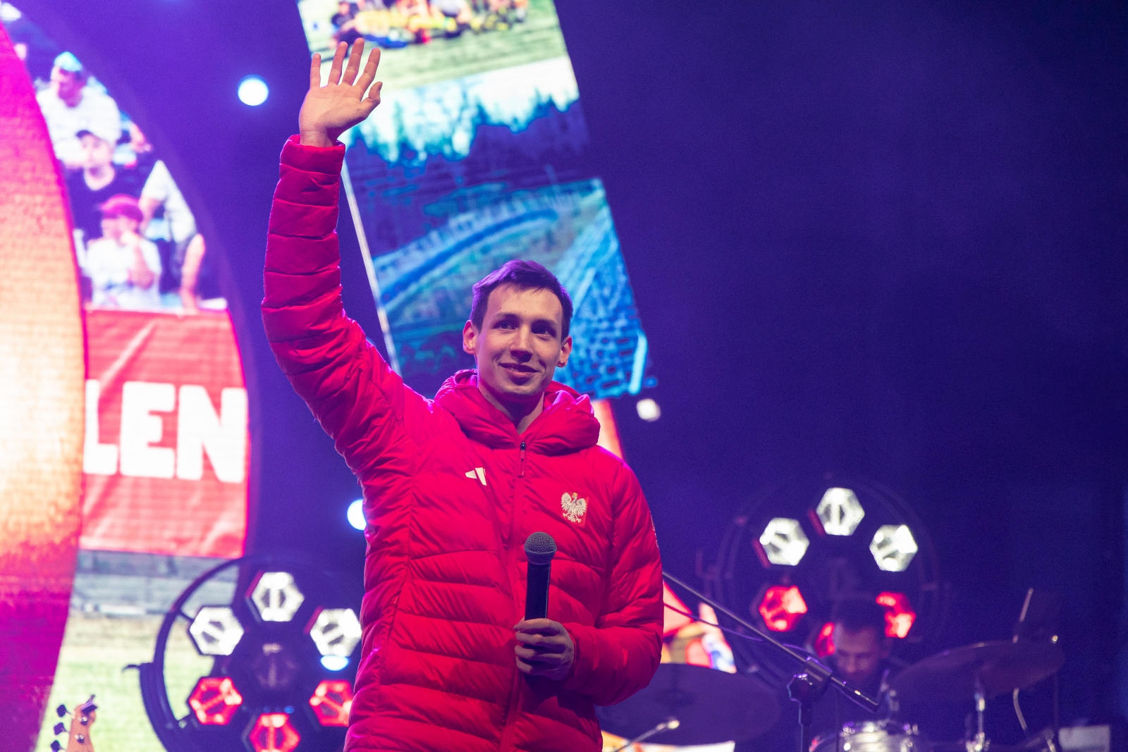 na zdjęciu osoby podczas spotkania ze skoczkiem