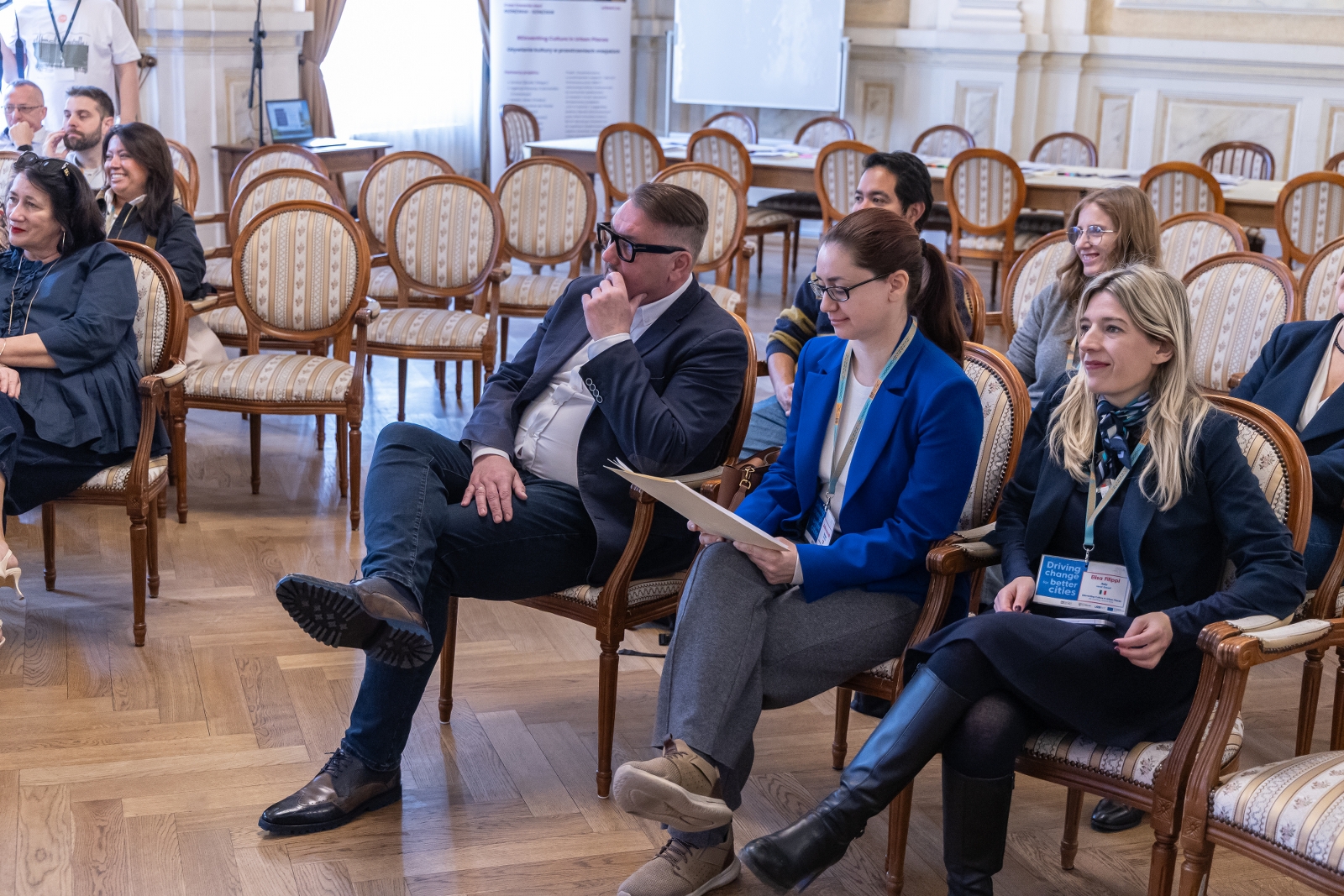 na zdjęciu osoby na spotkaniu