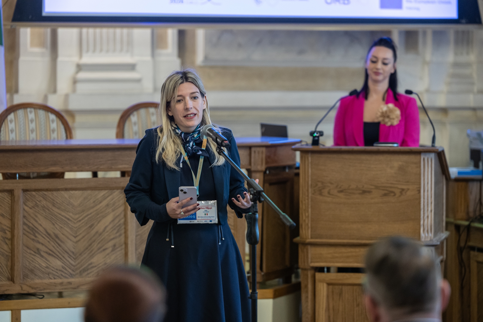 na zdjęciu osoby na spotkaniu