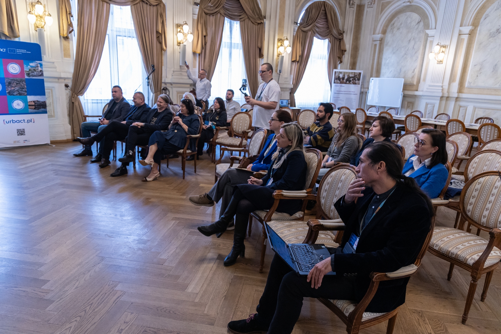 na zdjęciu osoby na spotkaniu