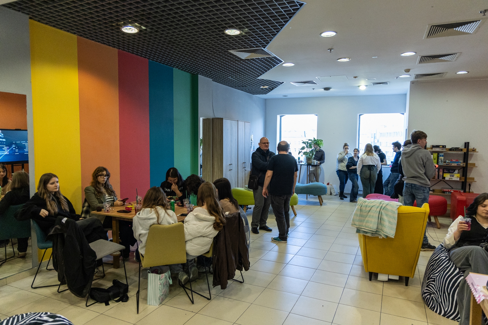 na zdjęciu osoby podczas otwarcie