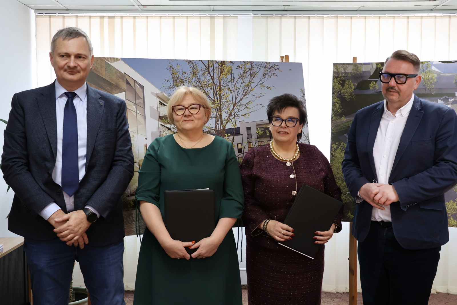 na zdjęciu osoby podczas podpisania