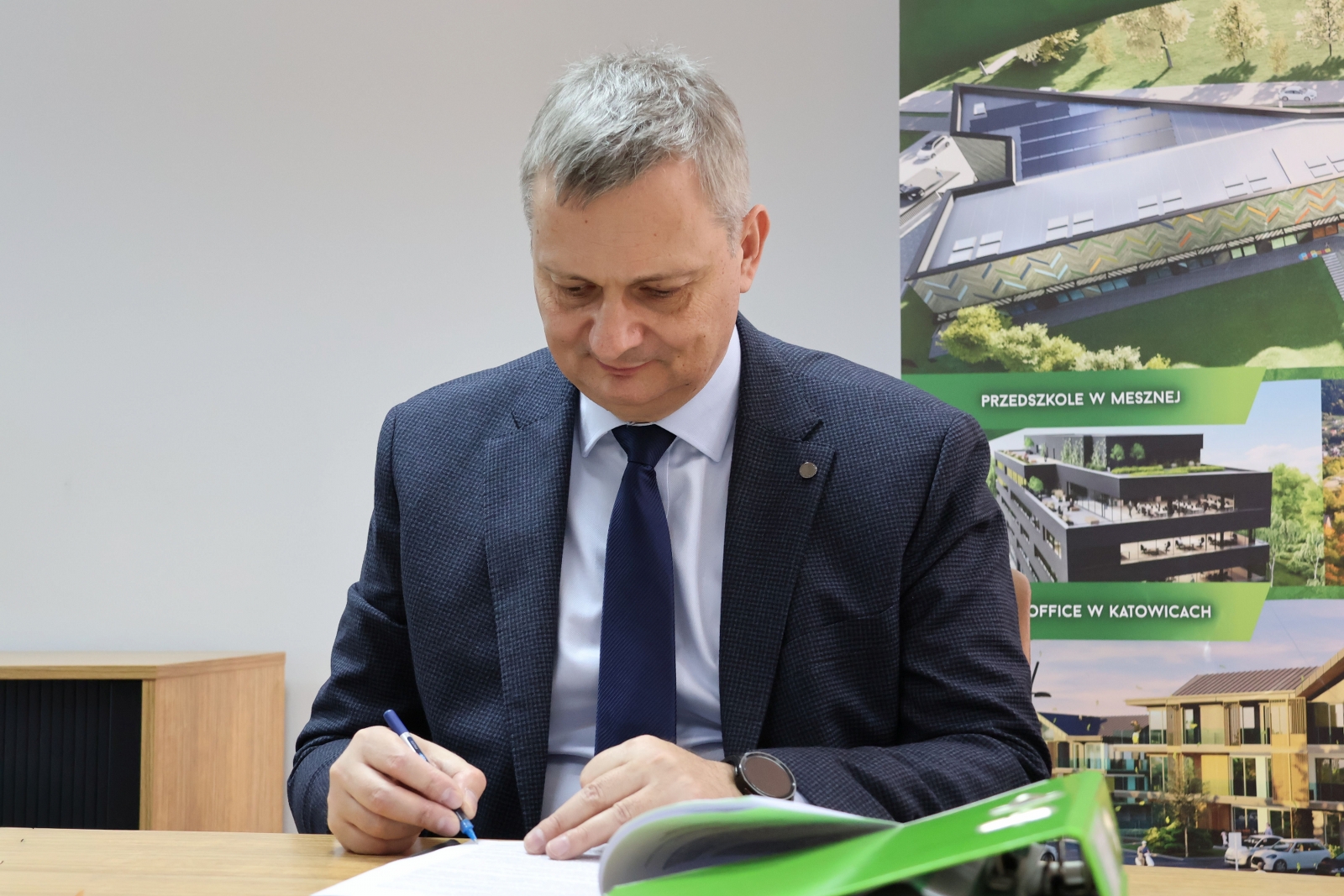 na zdjęciu osoby podczas podpisania