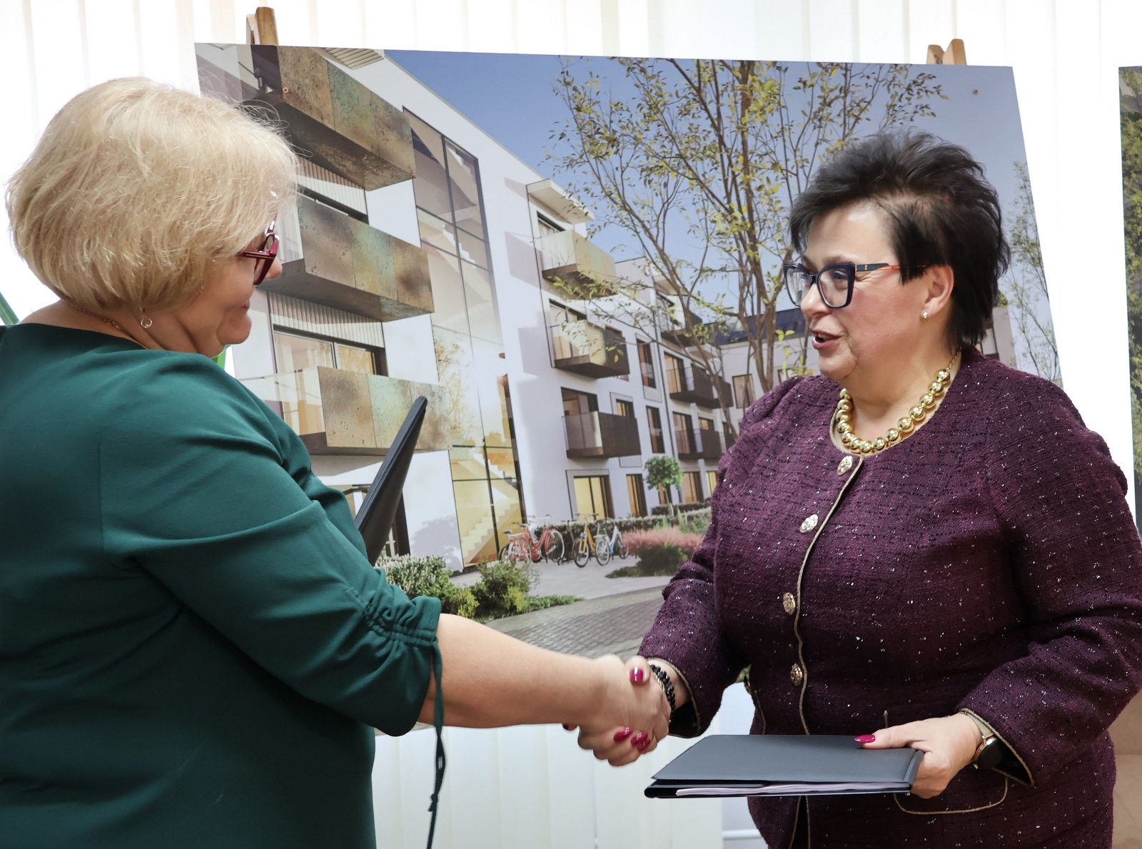 na zdjęciu osoby podczas podpisania