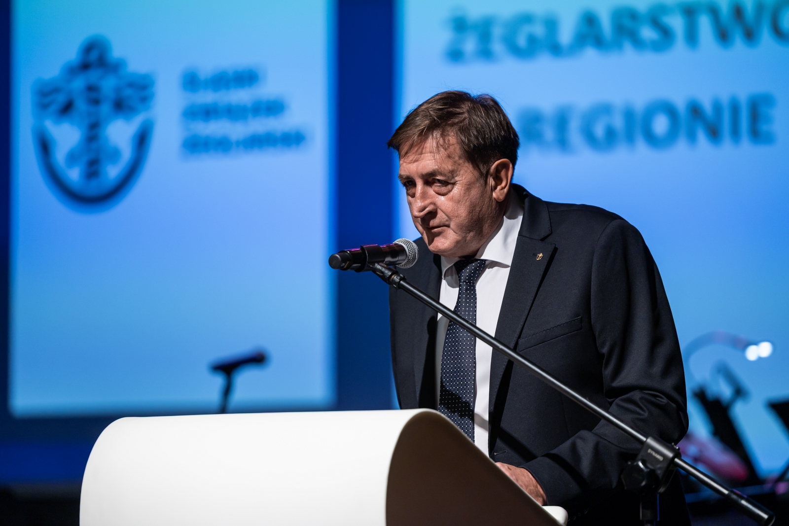 na zdjęciu osoby na scenie