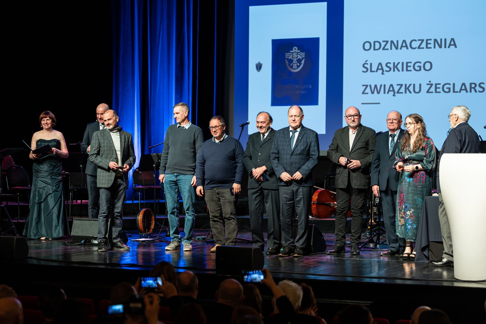 na zdjęciu osoby na scenie