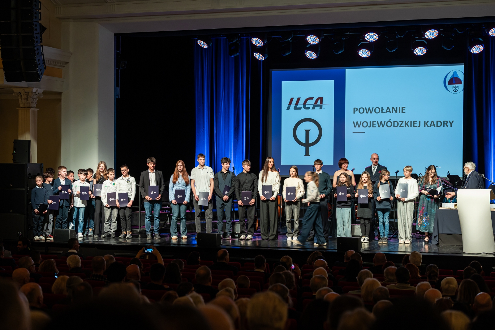 na zdjęciu osoby na scenie