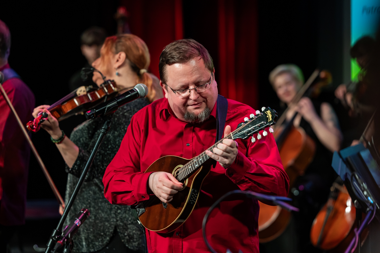 na zdjęciu osoby na scenie