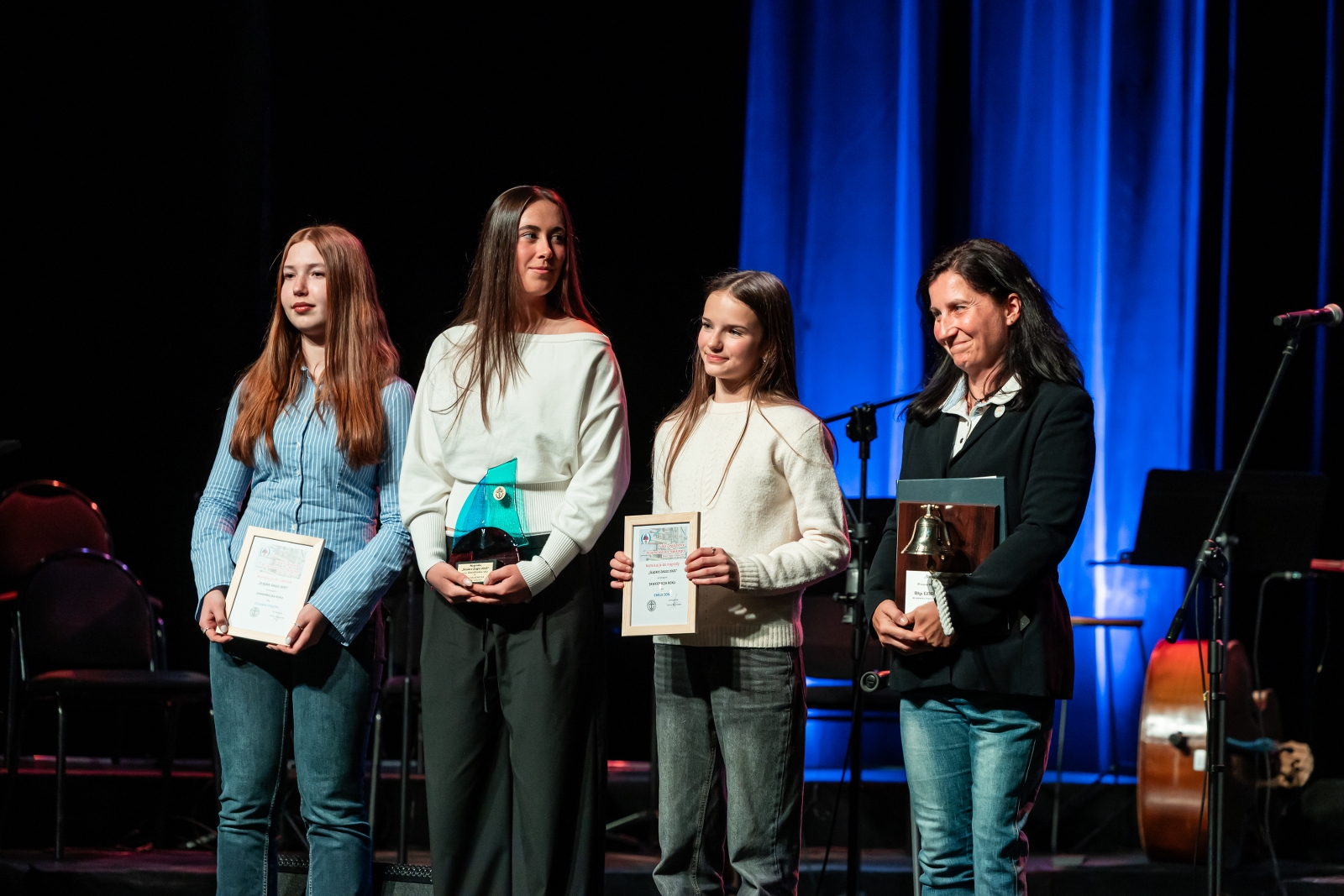 na zdjęciu osoby na scenie