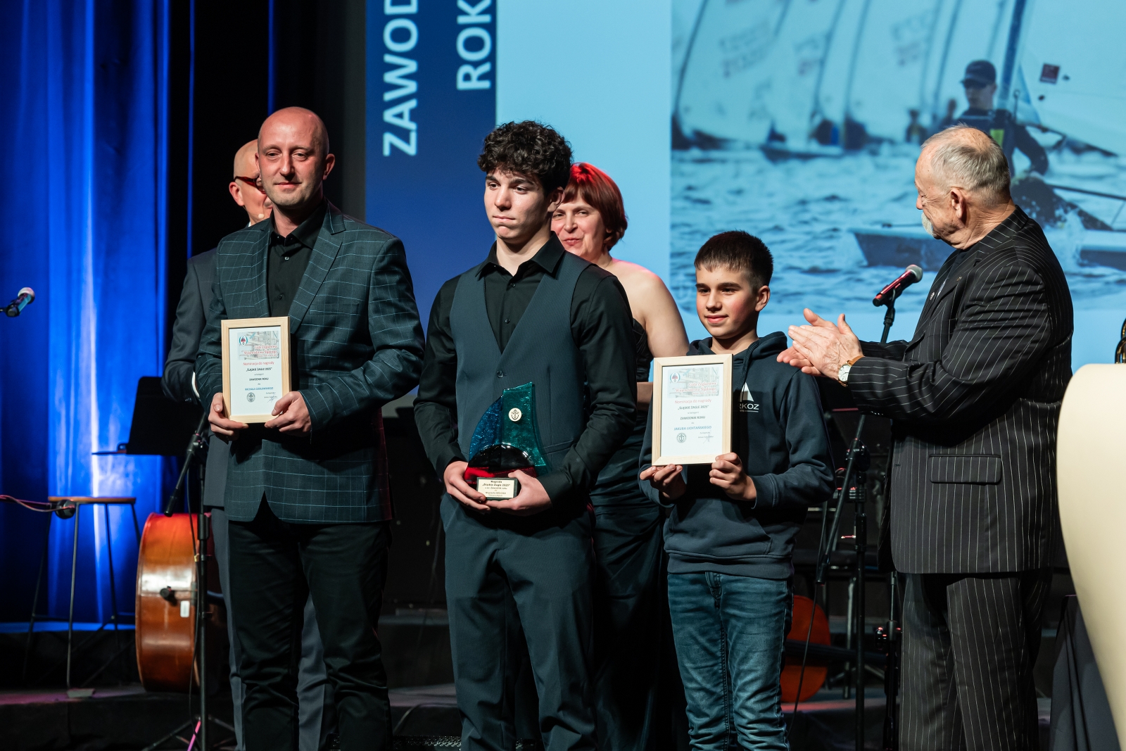 na zdjęciu osoby na scenie