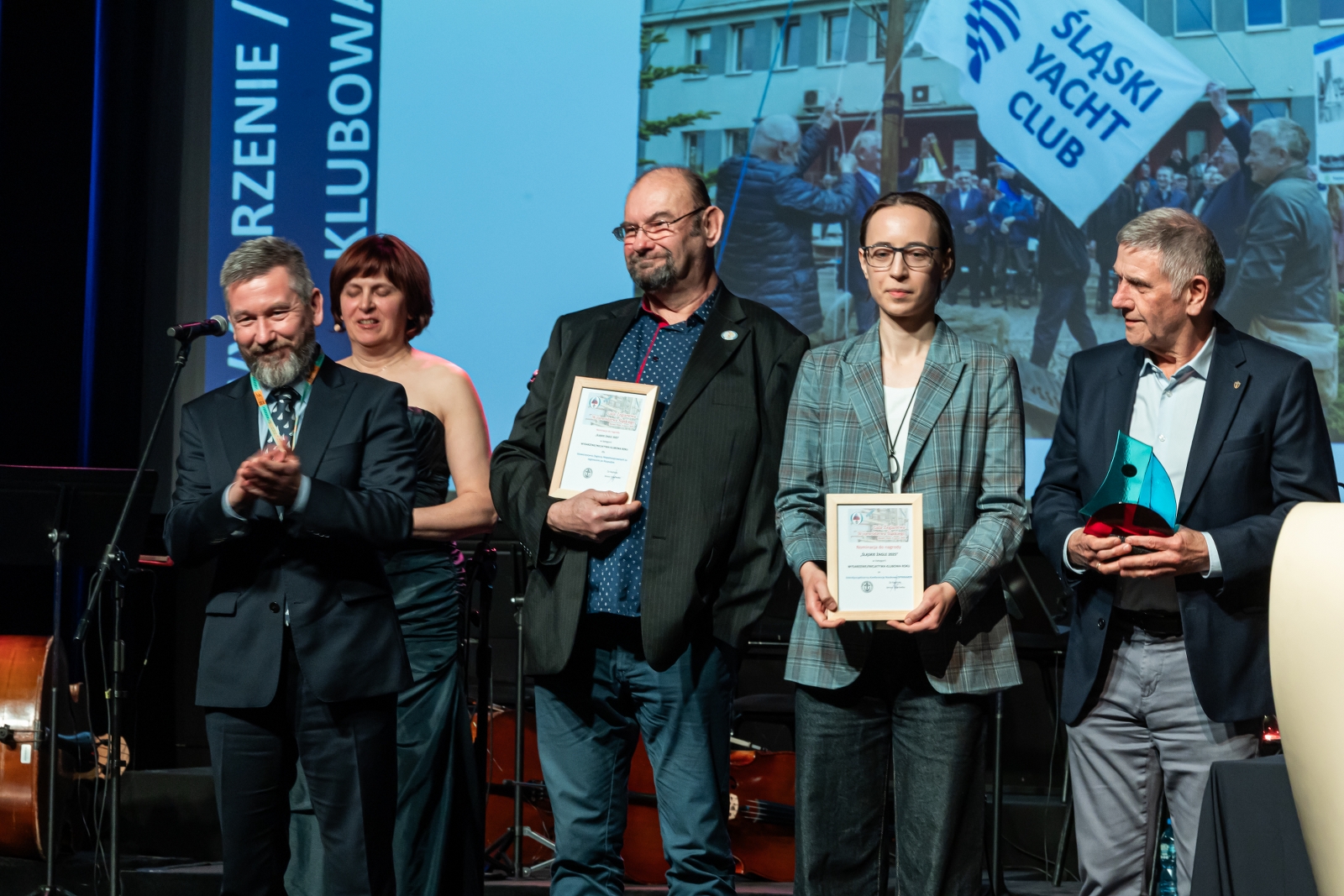 na zdjęciu osoby na scenie