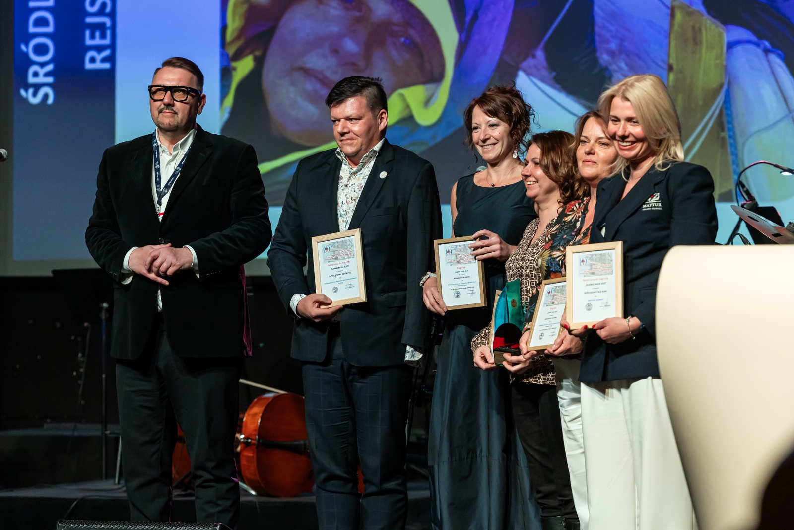 na zdjęciu osoby na scenie