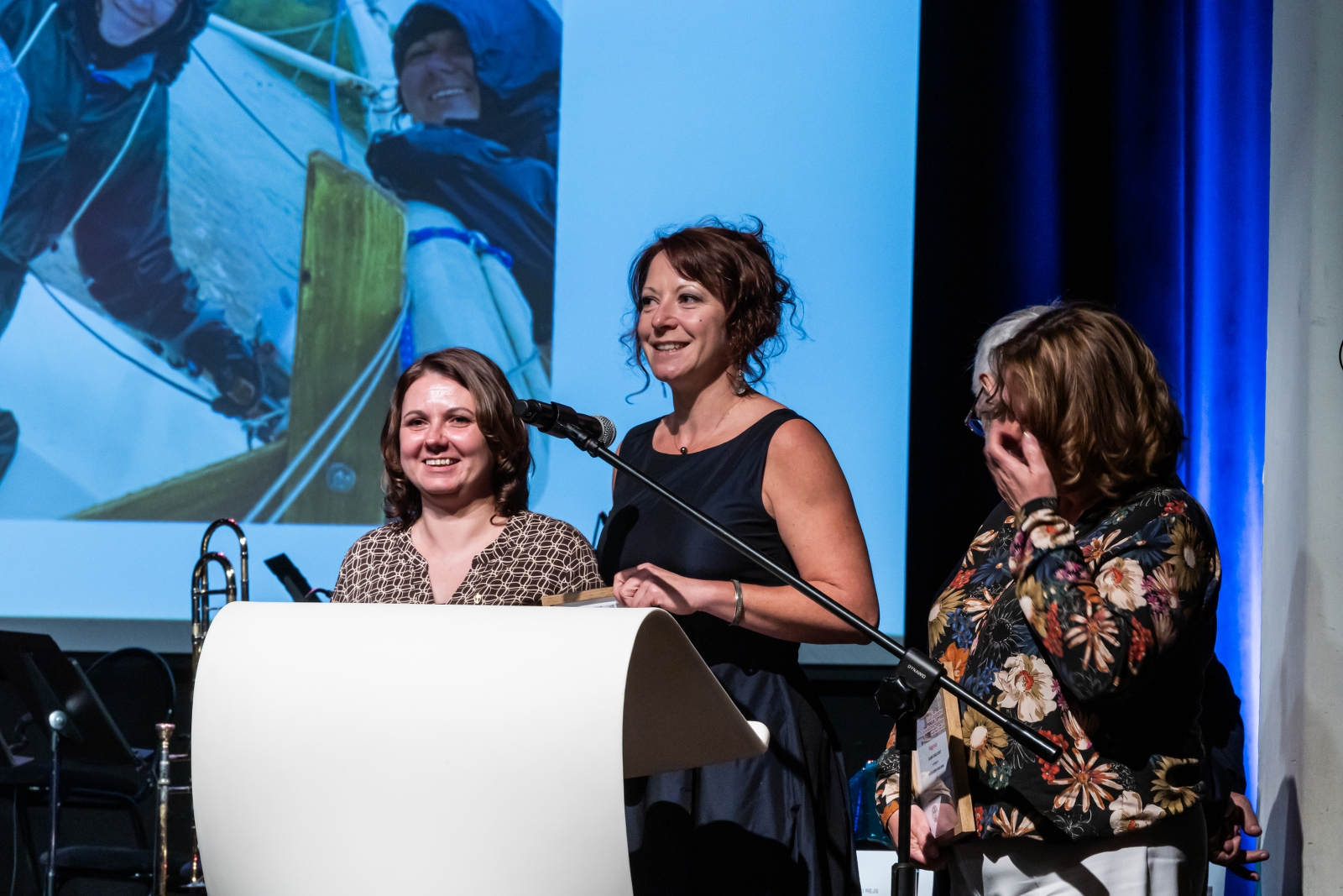 na zdjęciu osoby na scenie