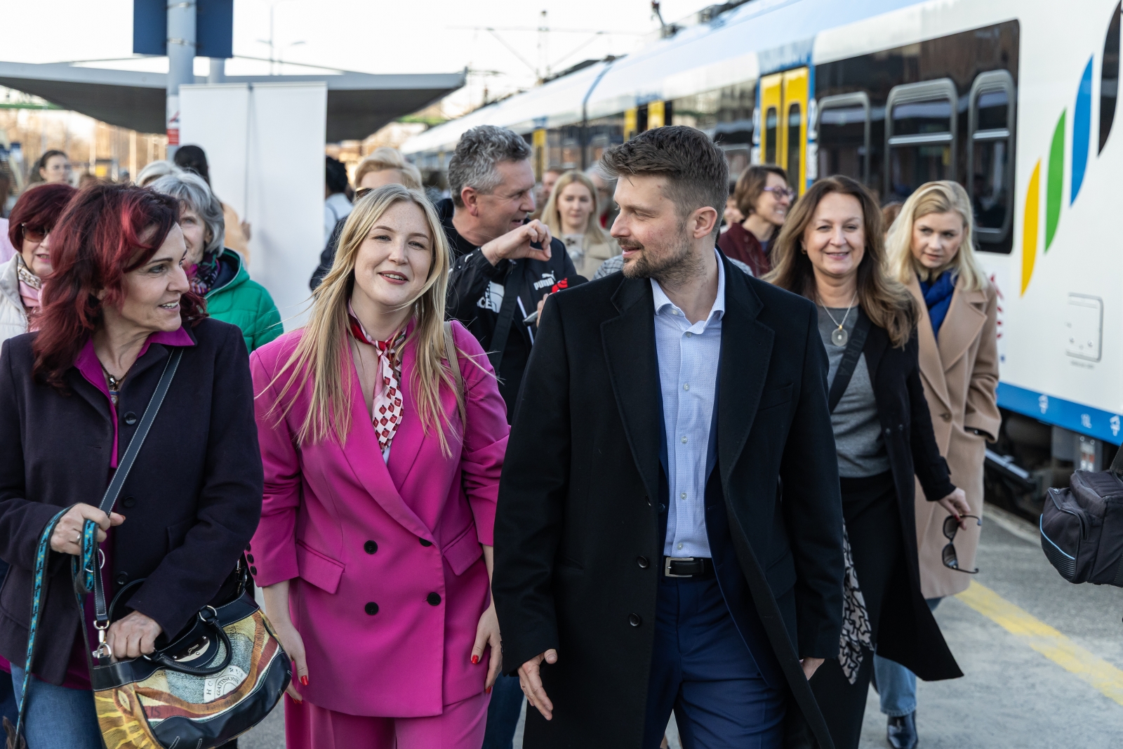 na zdjęciu osoby podczas spotkania