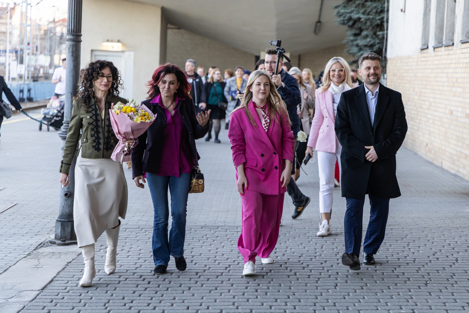 na zdjęciu osoby podczas spotkania