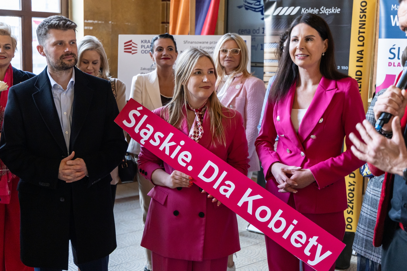 na zdjęciu osoby podczas spotkania