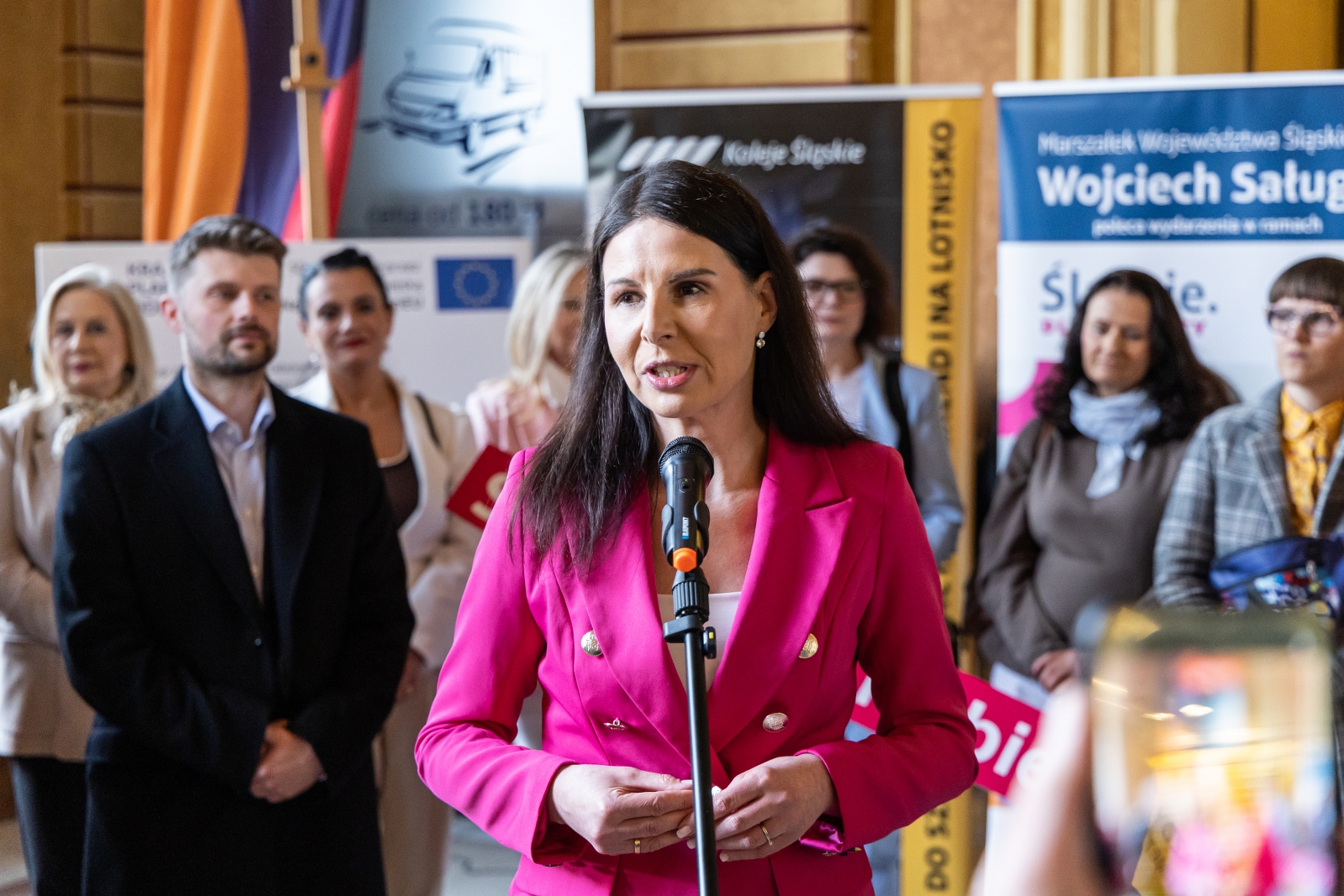 na zdjęciu osoby podczas spotkania