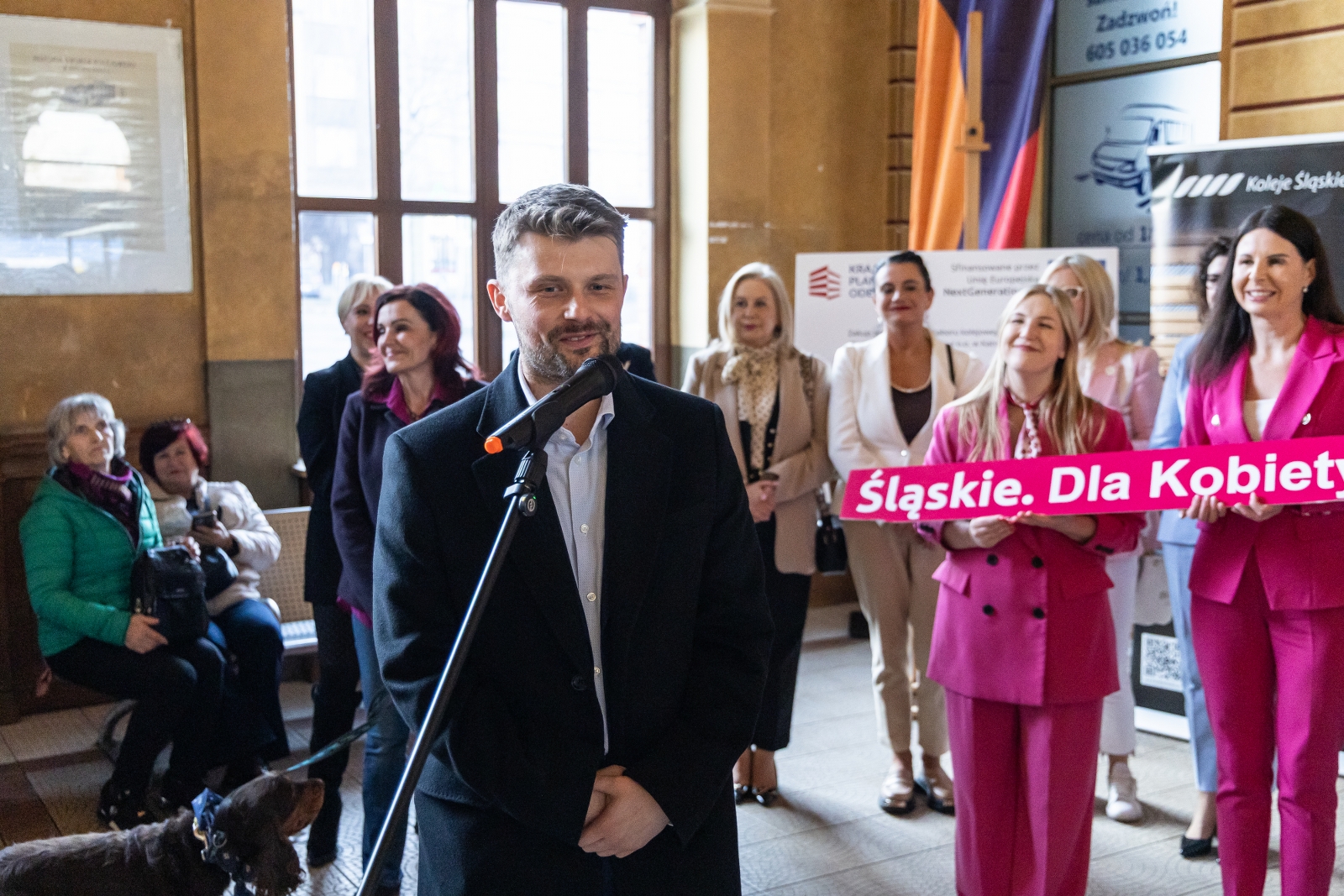 na zdjęciu osoby podczas spotkania