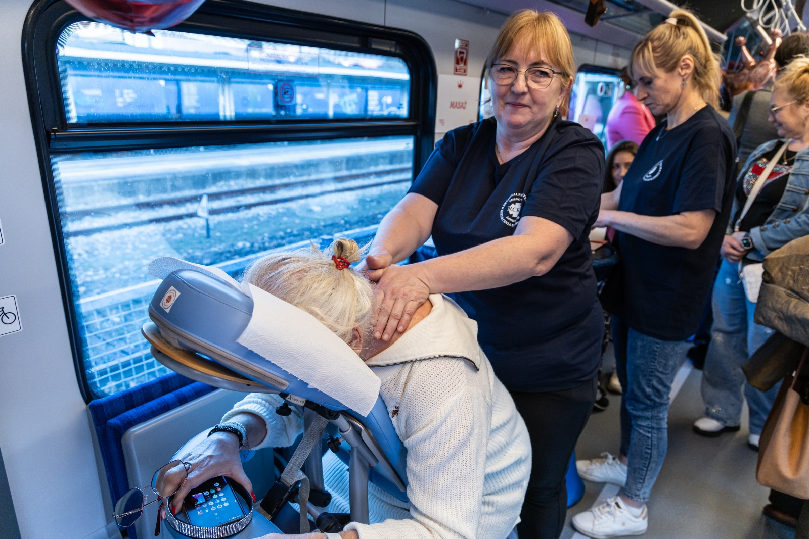 na zdjęciu osoby podczas spotkania