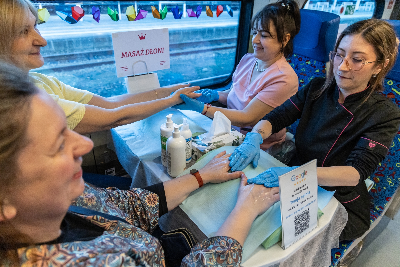 na zdjęciu osoby podczas spotkania