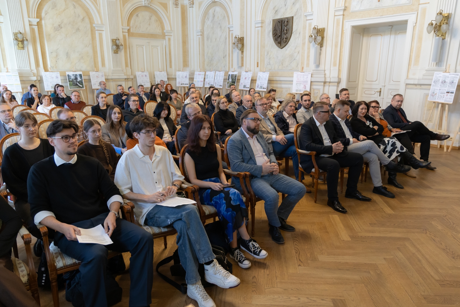 na zdjęciu osoby podczas spotkania