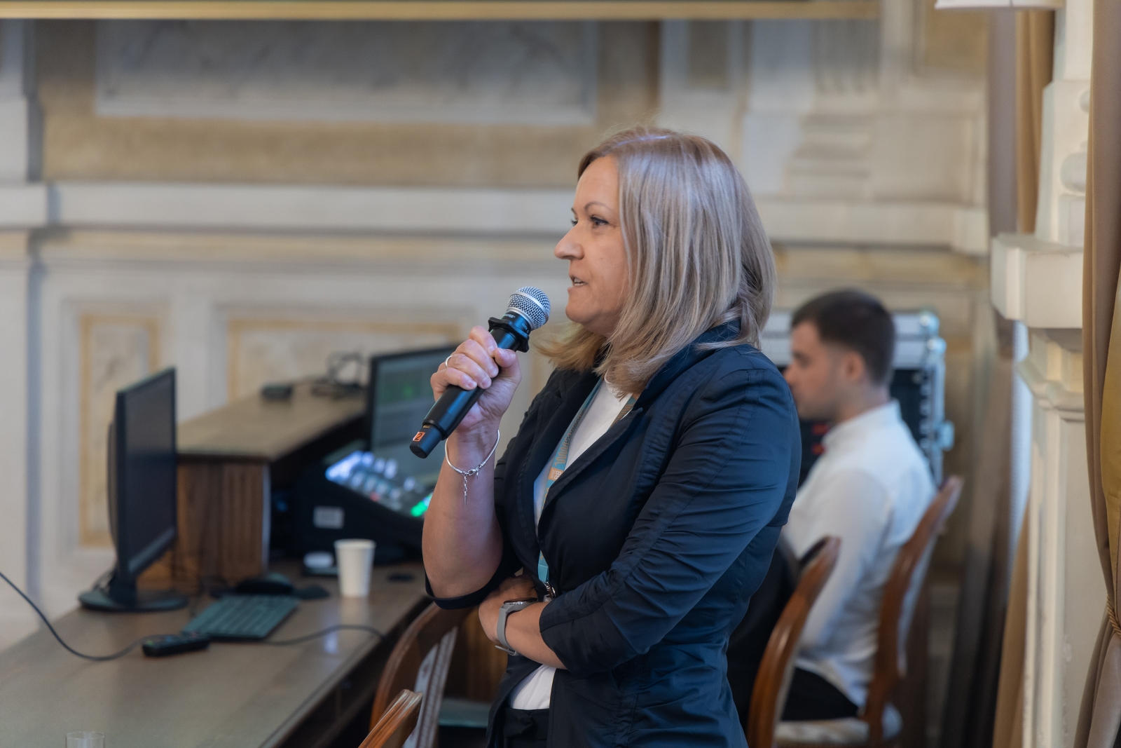 na zdjęciu osoby podczas spotkania