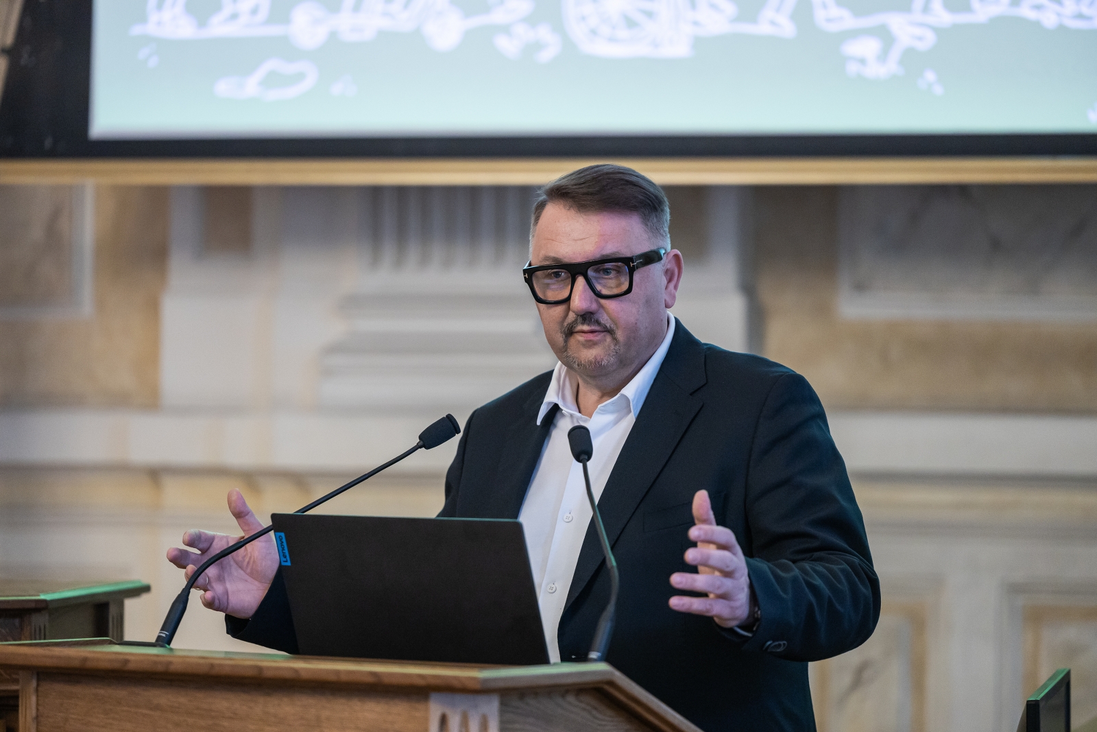 na zdjęciu osoby podczas spotkania