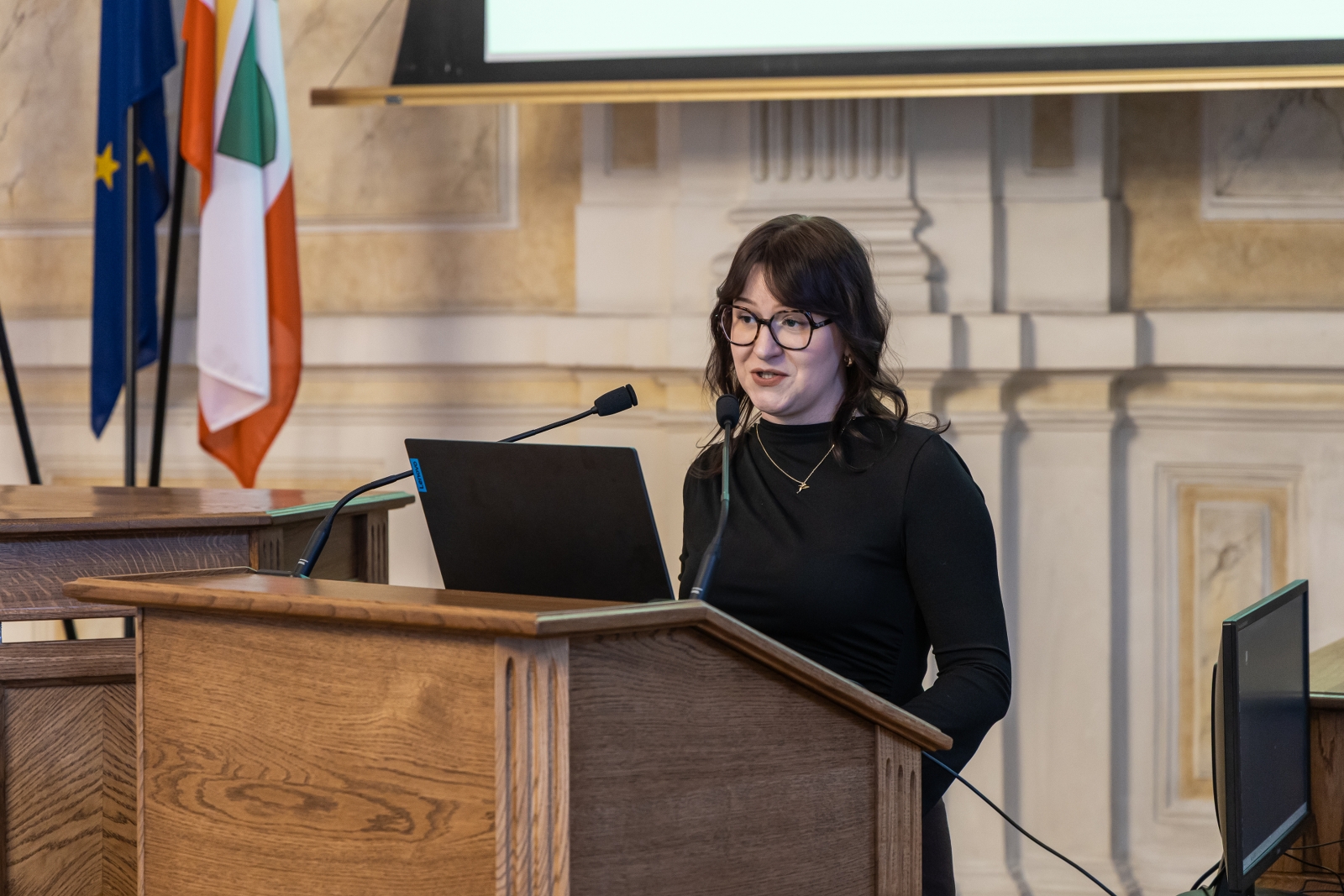 na zdjęciu osoby podczas spotkania