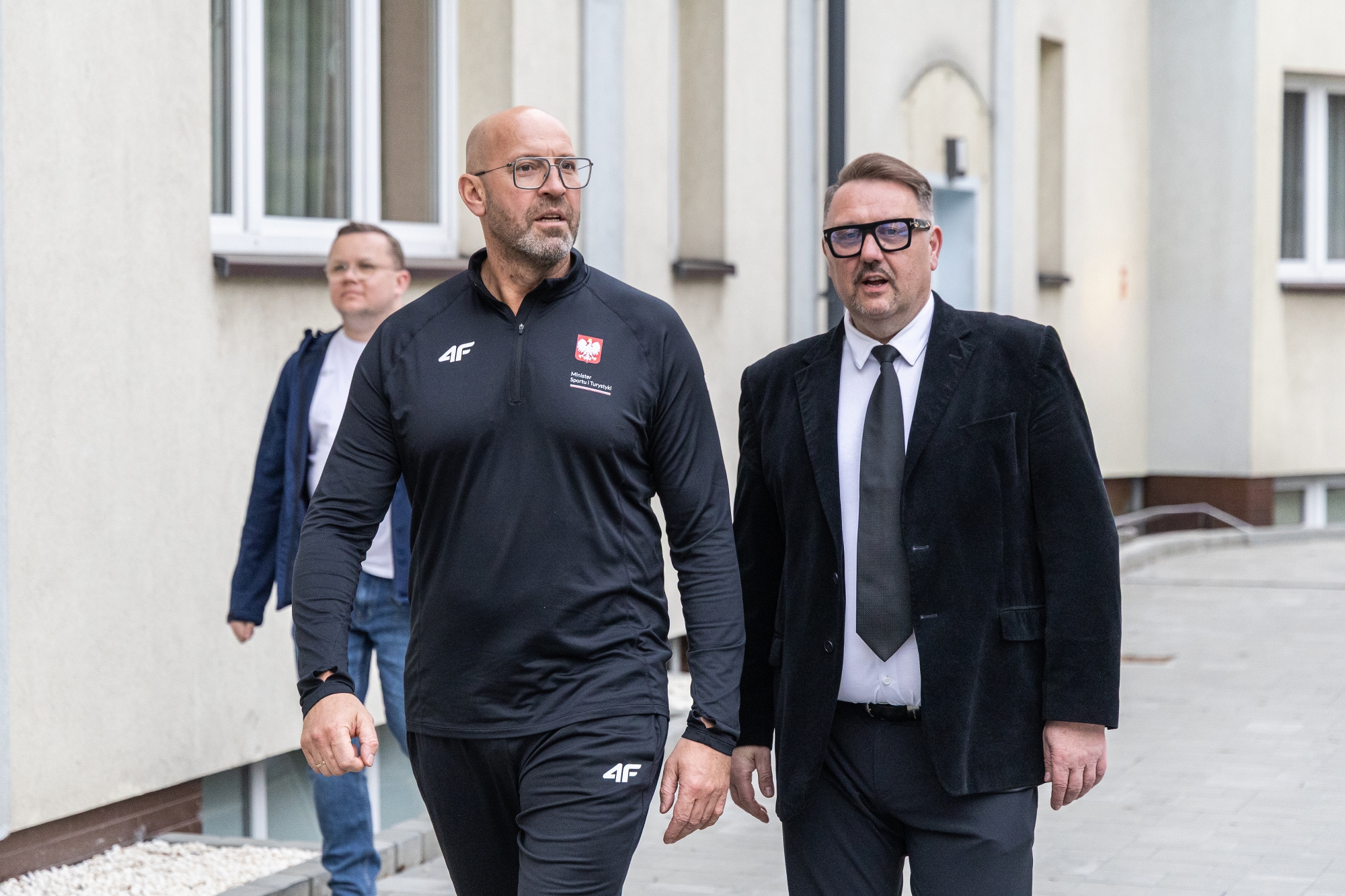 na zdjęciu minister wraz z towarzyszącymi osobami