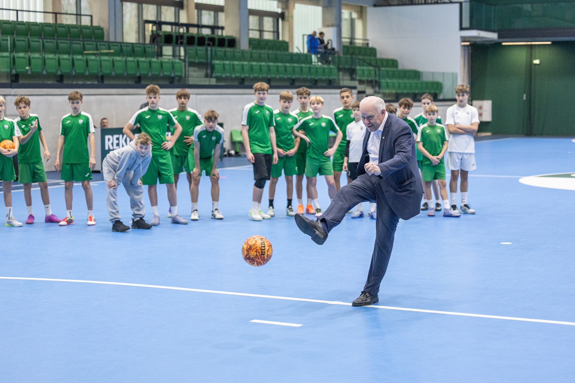 na zdjęciu minister wraz z towarzyszącymi osobami