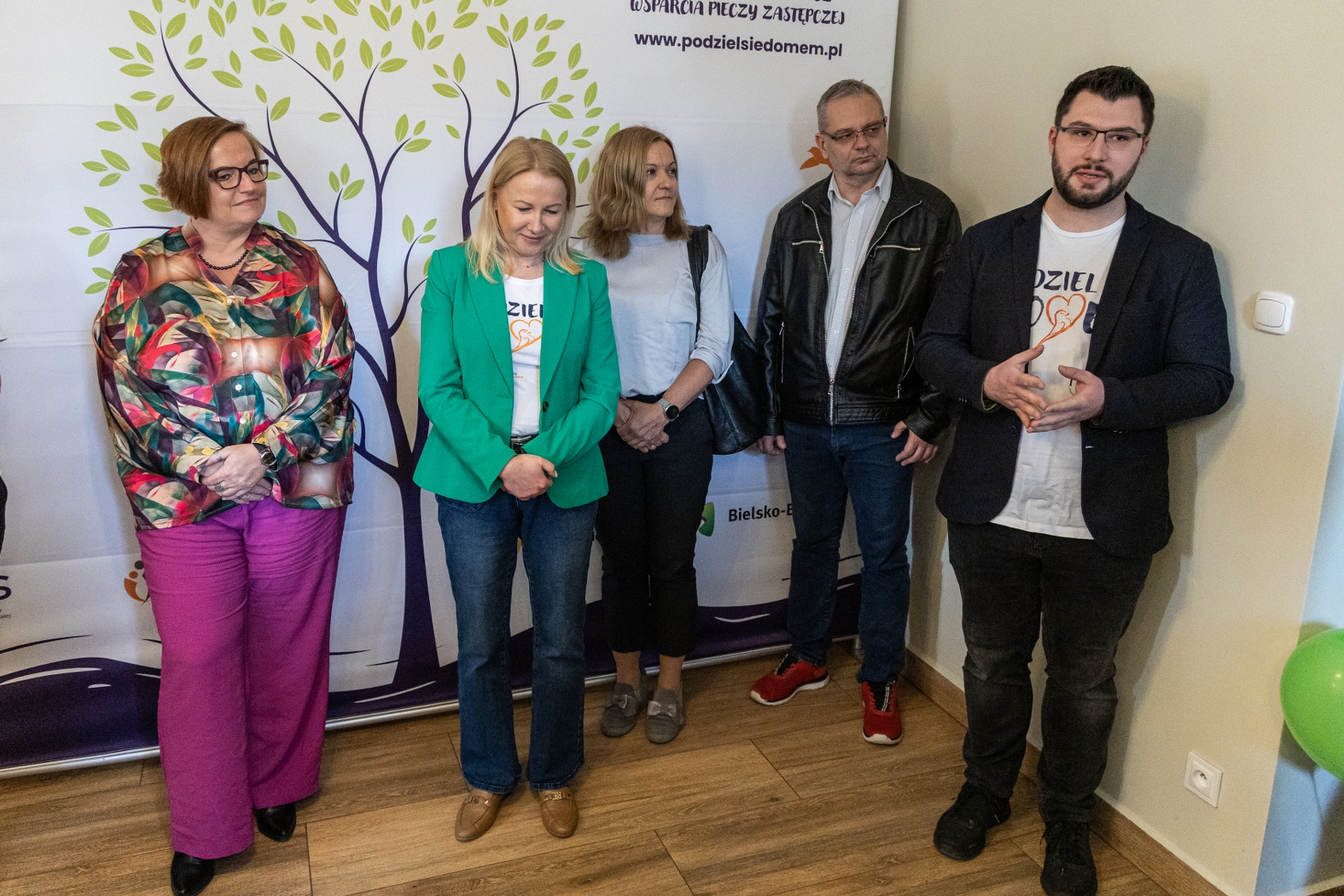 na zdjęciu osoby podczas spotkania