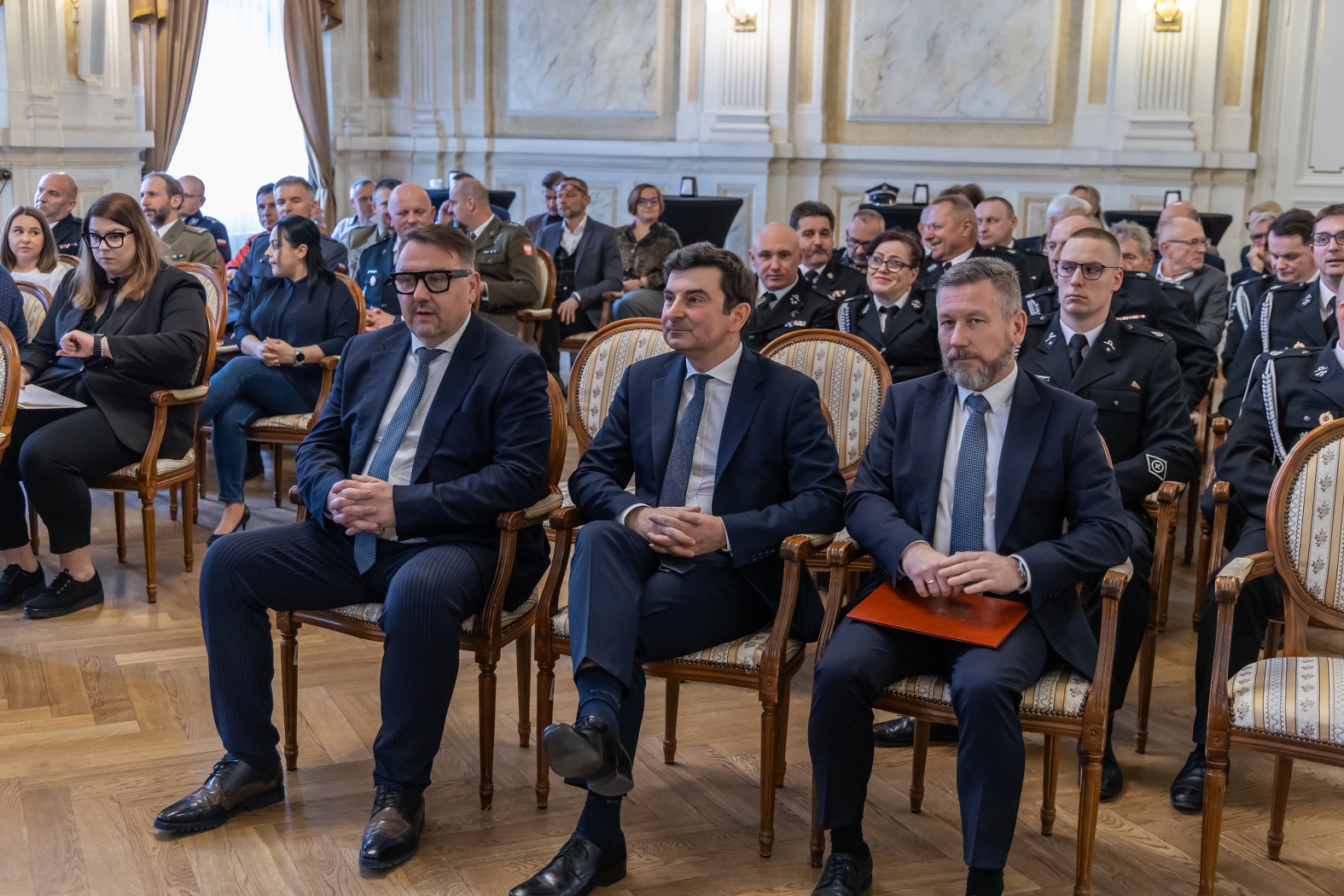 na zdjęciu osoby podczas uroczystości