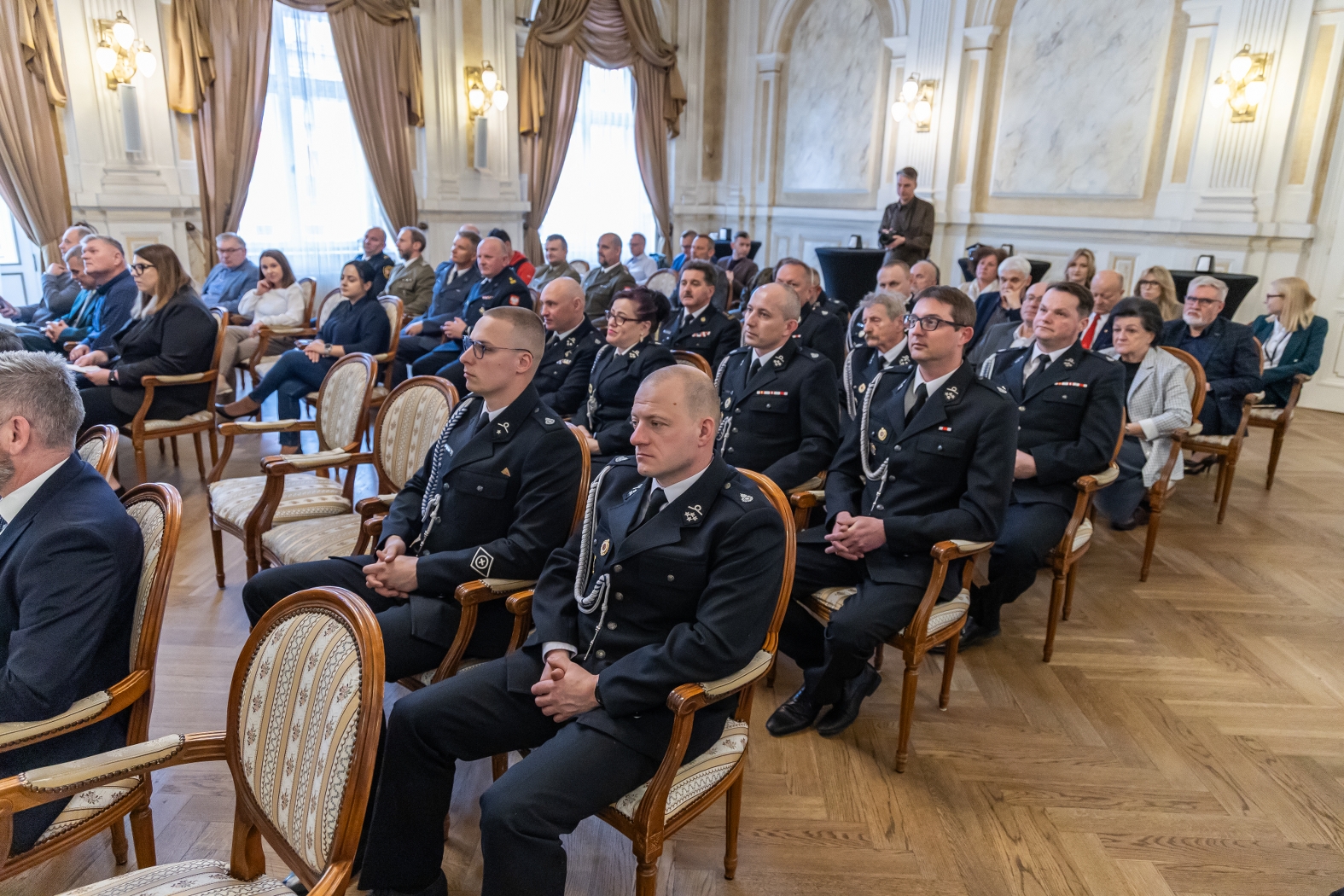 na zdjęciu osoby podczas uroczystości