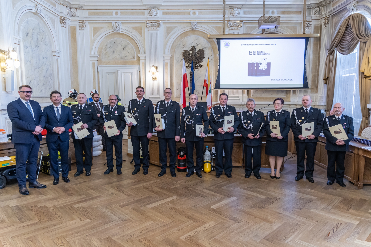 na zdjęciu osoby podczas uroczystości