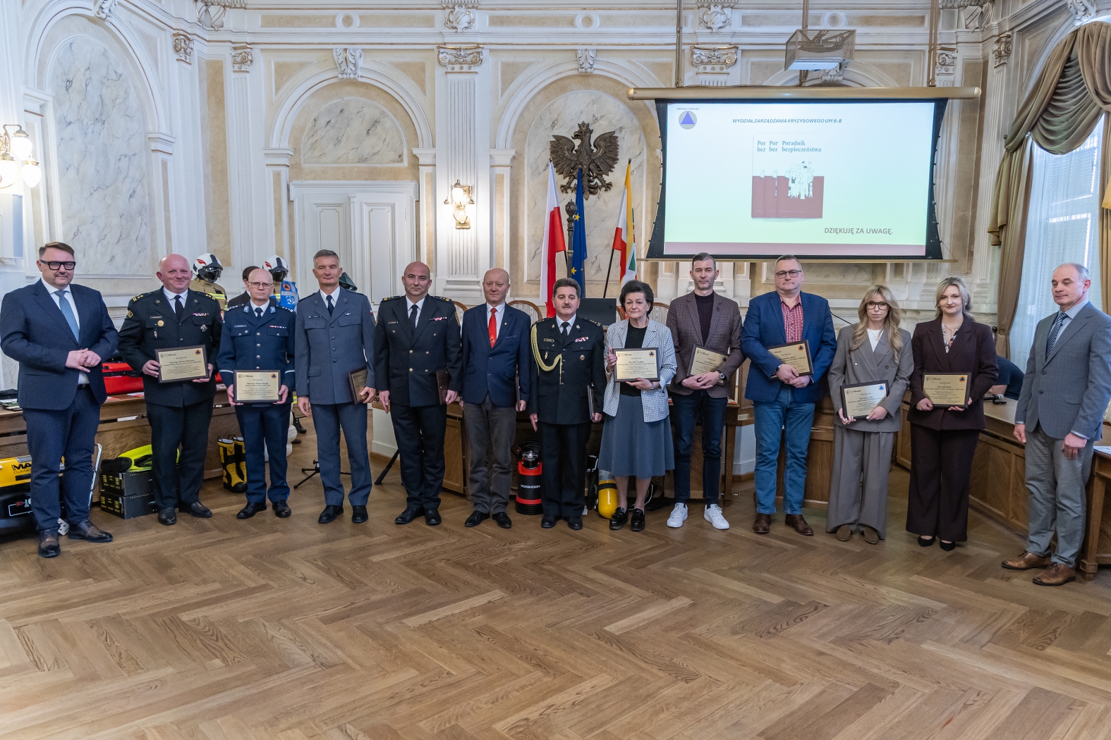 na zdjęciu osoby podczas uroczystości
