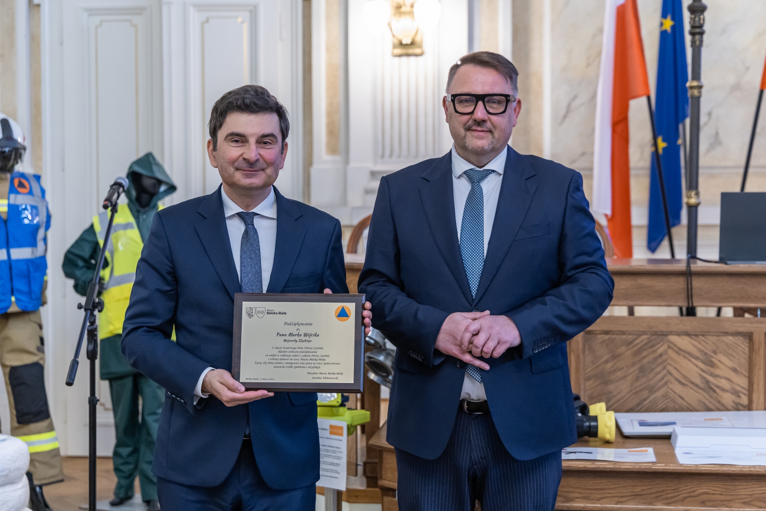 na zdjęciu osoby podczas uroczystości