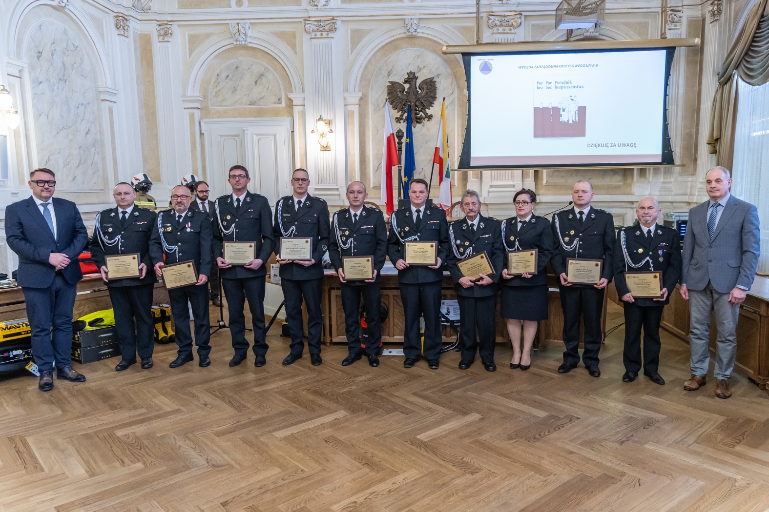 na zdjęciu osoby podczas uroczystości